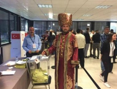 Οι Τούρκοι στη Γαλλία το «τερμάτισαν»: Ντύθηκαν Οθωμανοί για να ψηφίσουν για το δημοψήφισμα (φωτό, βίντεο)